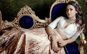 Comely wife of Shahid Kapur, Mira Rajput decked with stone necklace and matching bracelet